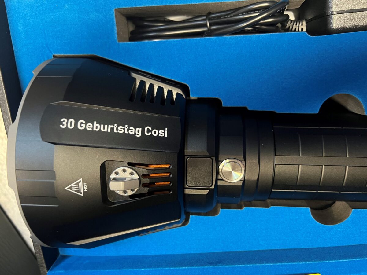 Hochwertige Lasergravuren auf LED-Taschenlampen nach Wunsch